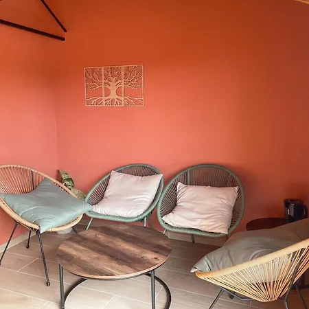 Confortable Avec Piscine Partagee A